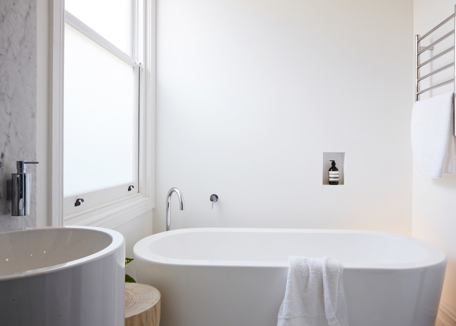 Modern inredning av ett mellanstort badrum, med ett fristående badkar, grå kakel, marmorkakel, vita väggar, marmorgolv och vitt golv