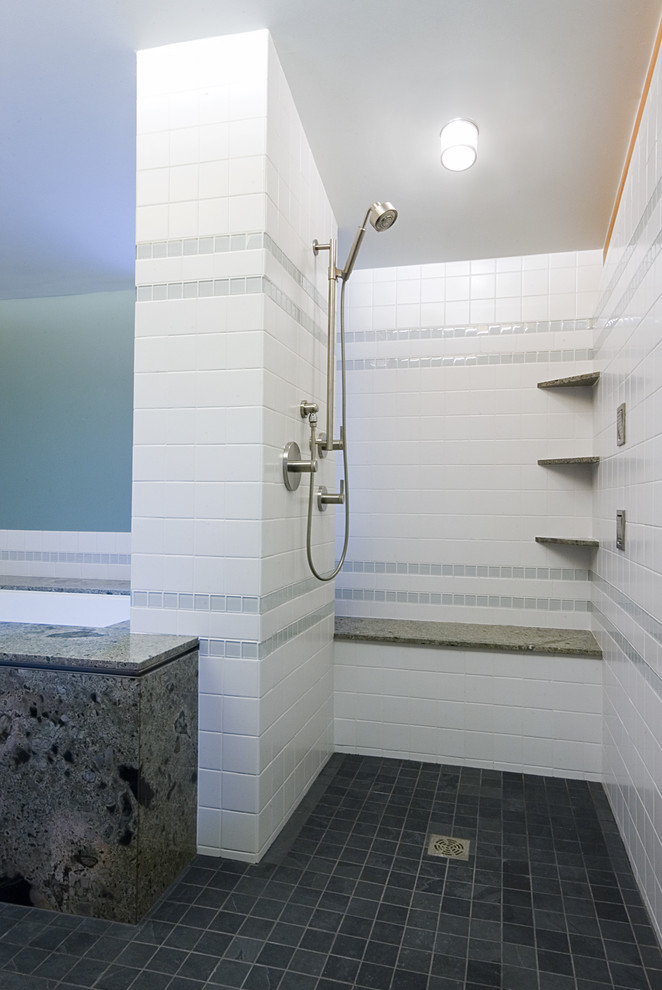 На фото: большая главная ванная комната в современном стиле с полновстраиваемой ванной, открытым душем, синей плиткой, белой плиткой и синими стенами с