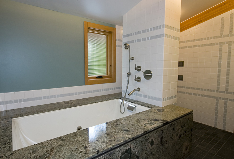 Großes Modernes Badezimmer En Suite mit Unterbauwanne, blauen Fliesen, weißen Fliesen und blauer Wandfarbe in Seattle