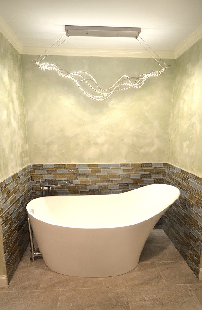 Cette photo montre une salle de bain principale tendance en bois foncé de taille moyenne avec un placard en trompe-l'oeil, une baignoire indépendante, une douche à l'italienne, WC séparés, un carrelage gris, un carrelage de pierre, un mur vert, un sol en marbre, une vasque et un plan de toilette en quartz.