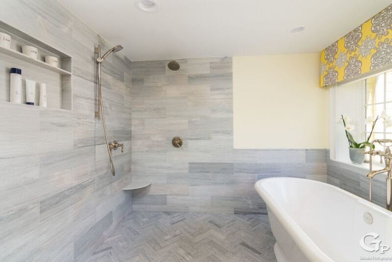 Пример оригинального дизайна: большая главная ванная комната в классическом стиле с фасадами с декоративным кантом, серыми фасадами, отдельно стоящей ванной, душевой комнатой, раздельным унитазом, серой плиткой, мраморной плиткой, желтыми стенами, мраморным полом, накладной раковиной, мраморной столешницей, серым полом, открытым душем и серой столешницей