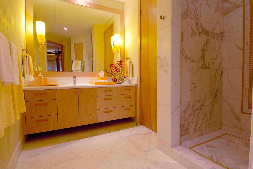 Стильный дизайн: главная ванная комната в морском стиле с плоскими фасадами, светлыми деревянными фасадами, душем в нише, унитазом-моноблоком, желтой плиткой, стеклянной плиткой, бежевыми стенами, мраморным полом, врезной раковиной и мраморной столешницей - последний тренд