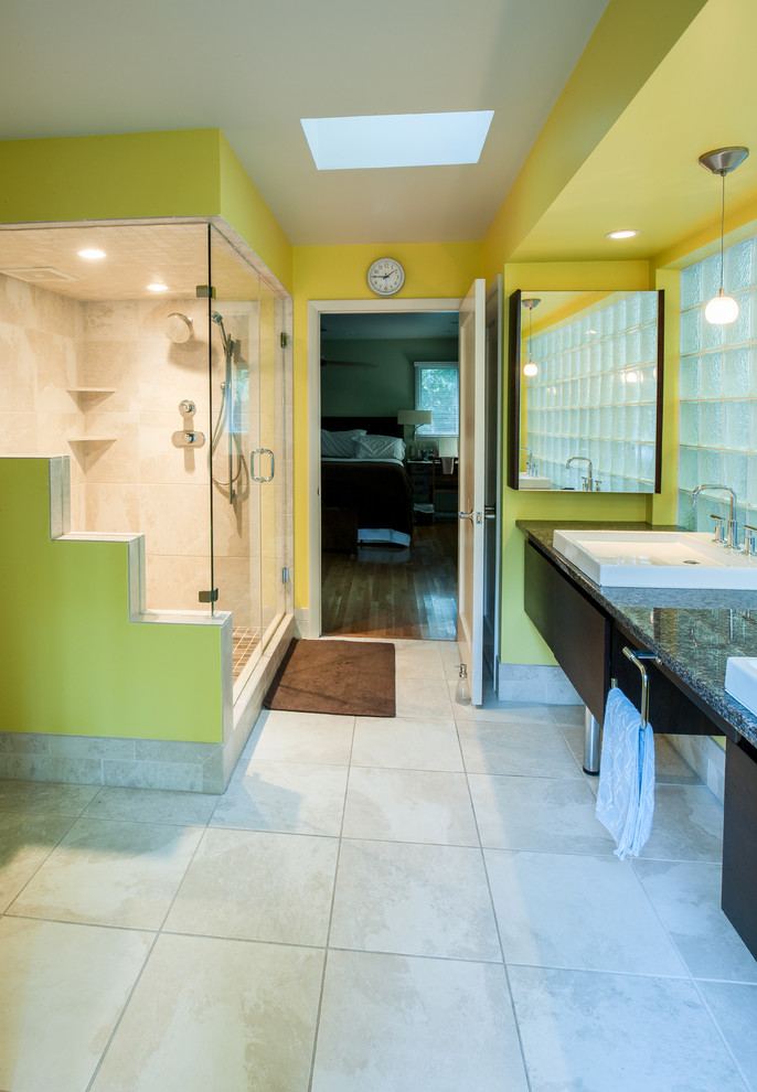 Großes Modernes Badezimmer En Suite mit Aufsatzwaschbecken, flächenbündigen Schrankfronten, dunklen Holzschränken, Eckdusche, Wandtoilette mit Spülkasten, beigen Fliesen, gelber Wandfarbe und Keramikboden in Nashville