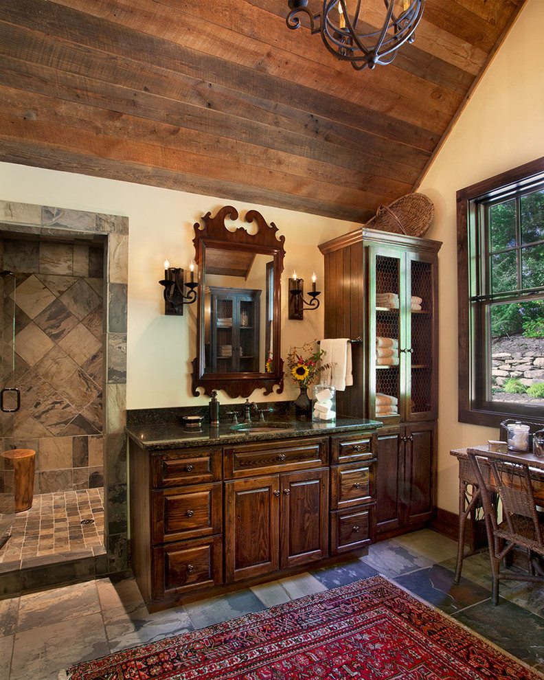 Стильный дизайн: главная ванная комната в стиле рустика с темными деревянными фасадами, белыми стенами, полом из керамической плитки, столешницей из гранита и серым полом - последний тренд