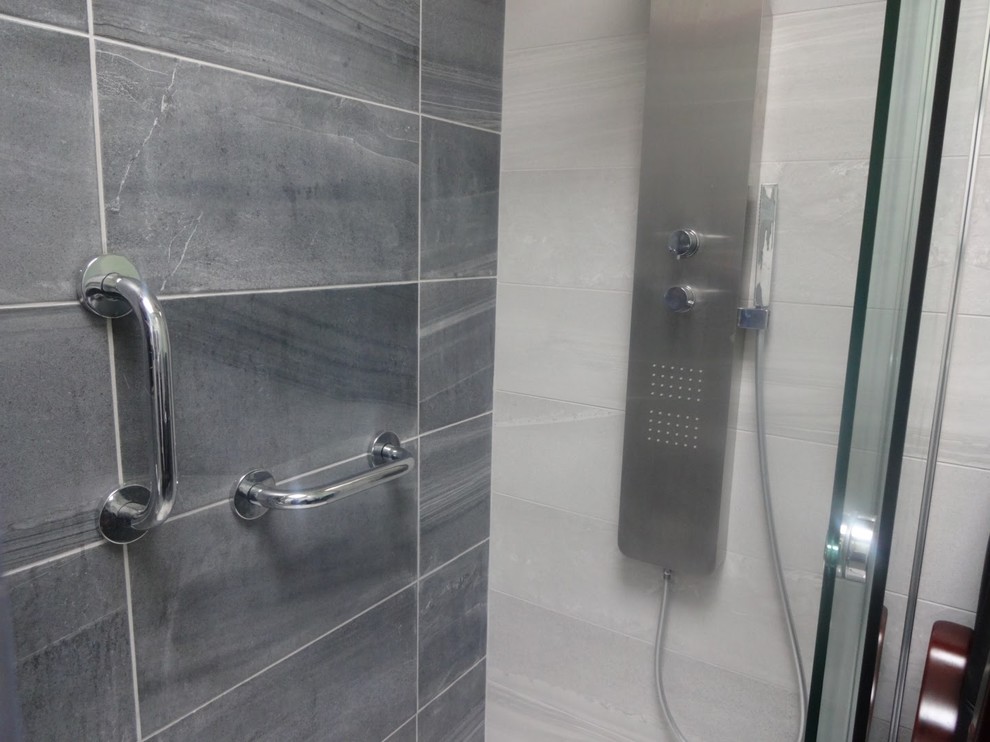 Immagine di una stanza da bagno per bambini chic con ante lisce, ante bianche, doccia aperta, WC a due pezzi, piastrelle grigie, pavimento con piastrelle in ceramica e lavabo sospeso