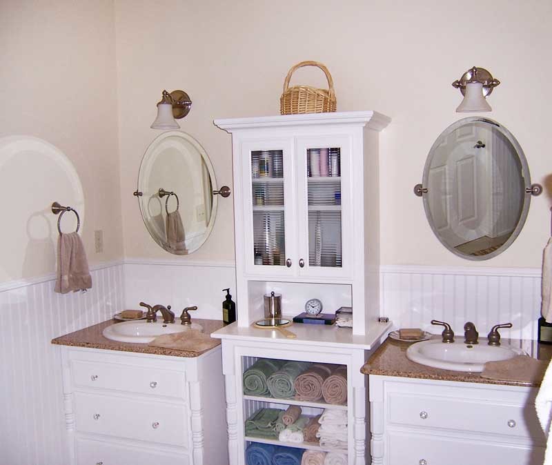 Ispirazione per una stanza da bagno country di medie dimensioni con top in granito, pareti beige e pavimento con piastrelle in ceramica