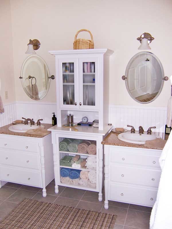 Imagen de cuarto de baño de estilo de casa de campo de tamaño medio con encimera de granito, paredes beige y suelo de baldosas de cerámica