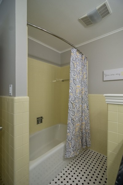 Inspiration för klassiska badrum, med luckor med upphöjd panel, vita skåp, ett badkar i en alkov, en dusch/badkar-kombination, en toalettstol med separat cisternkåpa, flerfärgad kakel, porslinskakel, grå väggar, klinkergolv i keramik och marmorbänkskiva
