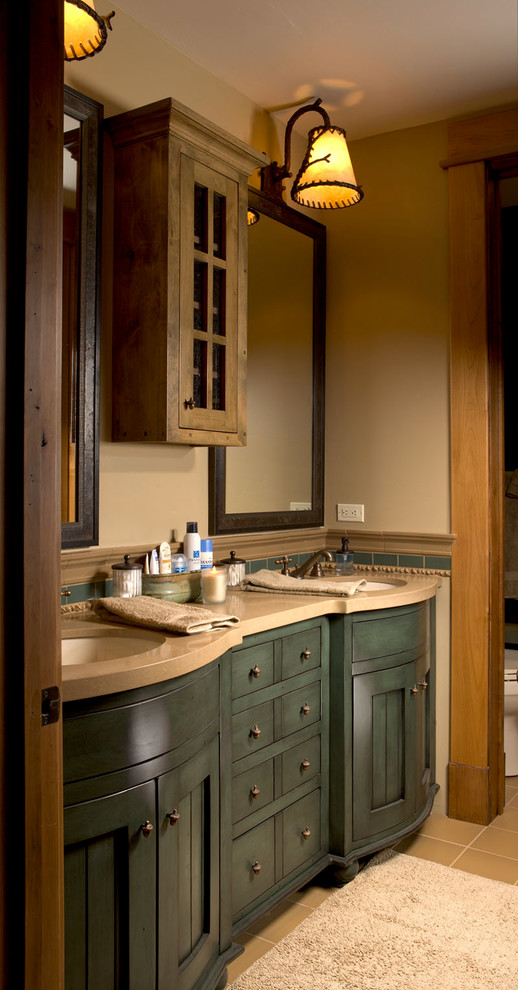 Foto de cuarto de baño principal rústico de tamaño medio con puertas de armario azules, paredes beige, suelo de baldosas de porcelana, lavabo bajoencimera y encimera de cuarzo compacto