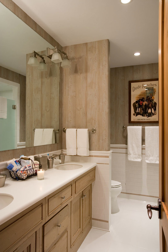 Medium sized rustic ensuite bathroom in Denver with beaded cabinets, light wood cabinets, metro tiles and lino flooring.