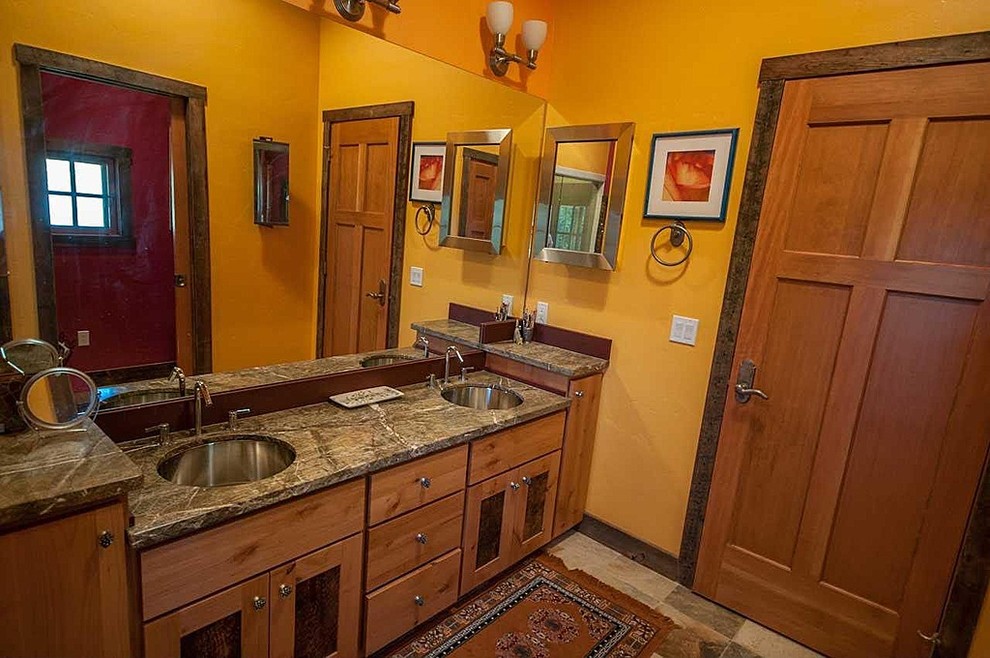Источник вдохновения для домашнего уюта: ванная комната среднего размера в стиле модернизм с врезной раковиной, фасадами с утопленной филенкой, фасадами цвета дерева среднего тона, мраморной столешницей и желтыми стенами