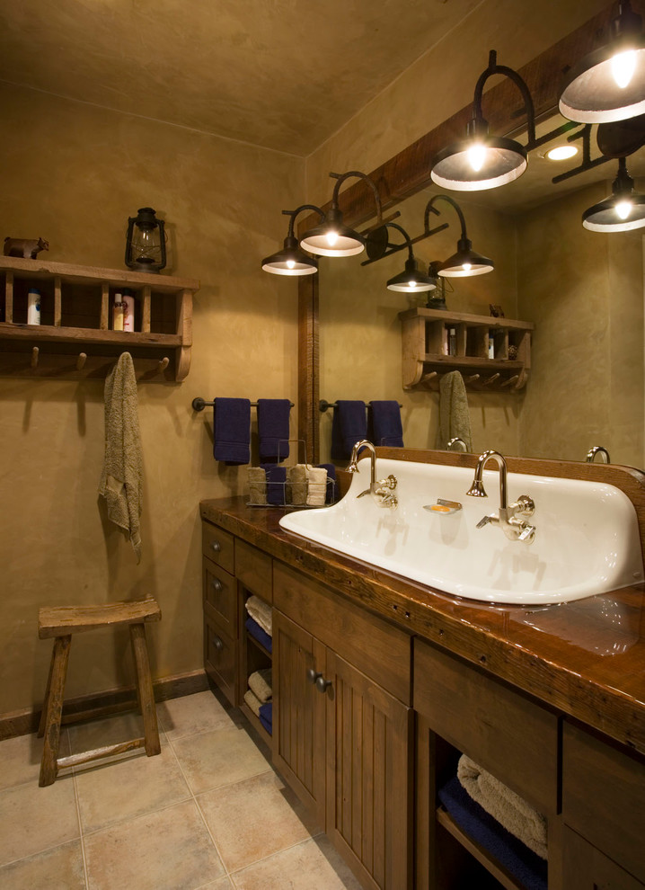 Bild på ett rustikt badrum, med ett avlångt handfat