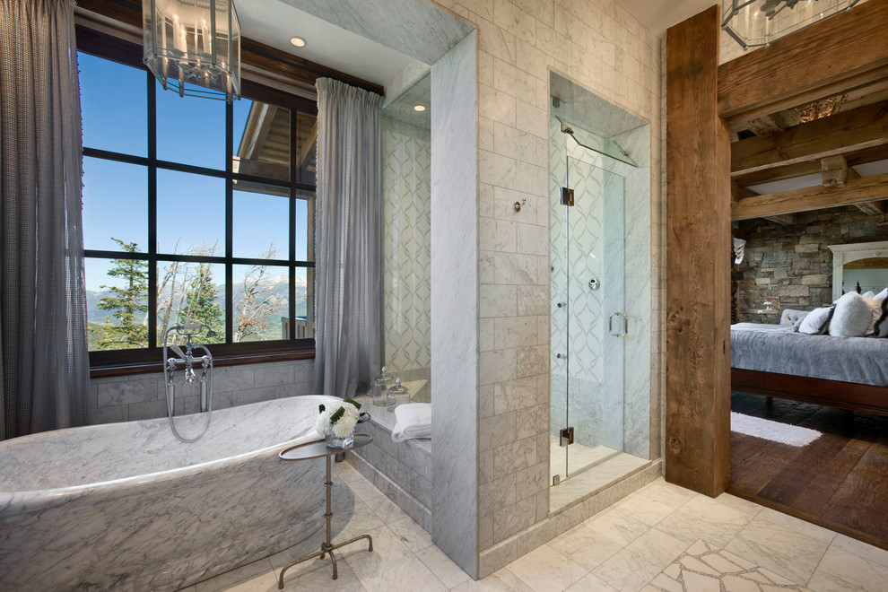 Cette photo montre une salle de bain montagne avec une baignoire indépendante et une fenêtre.