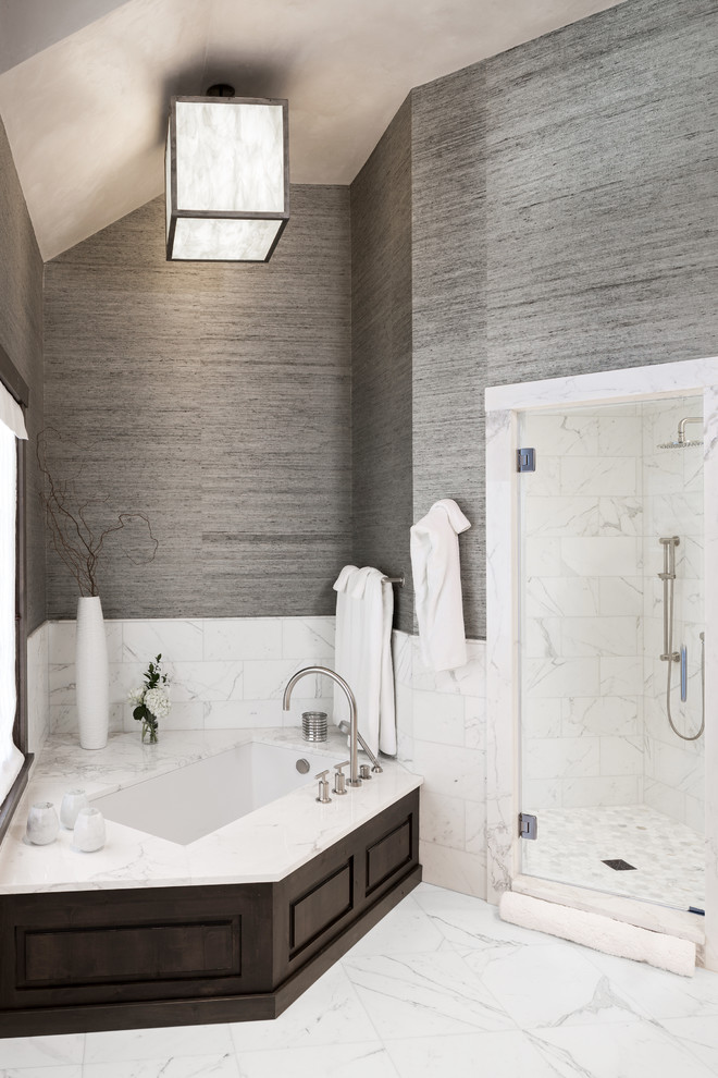 Свежая идея для дизайна: главная ванная комната в стиле неоклассика (современная классика) с полновстраиваемой ванной, угловым душем, серой плиткой, белой плиткой, серыми стенами и душем с распашными дверями - отличное фото интерьера