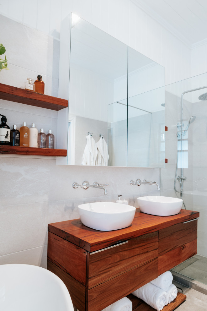 Свежая идея для дизайна: главная ванная комната в стиле лофт с фасадами цвета дерева среднего тона, отдельно стоящей ванной, серой плиткой, керамической плиткой, полом из цементной плитки и столешницей из дерева - отличное фото интерьера