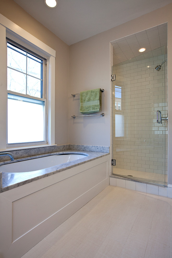 ボストンにある広いコンテンポラリースタイルのおしゃれな浴室 (黒いキャビネット、アルコーブ型浴槽、アルコーブ型シャワー、ベージュの壁、御影石の洗面台) の写真