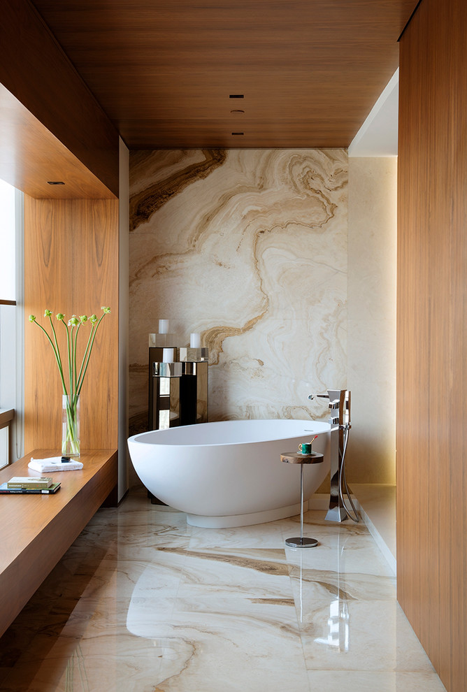 Foto di una grande stanza da bagno padronale minimal con top in marmo, pareti marroni, pavimento in marmo e vasca freestanding