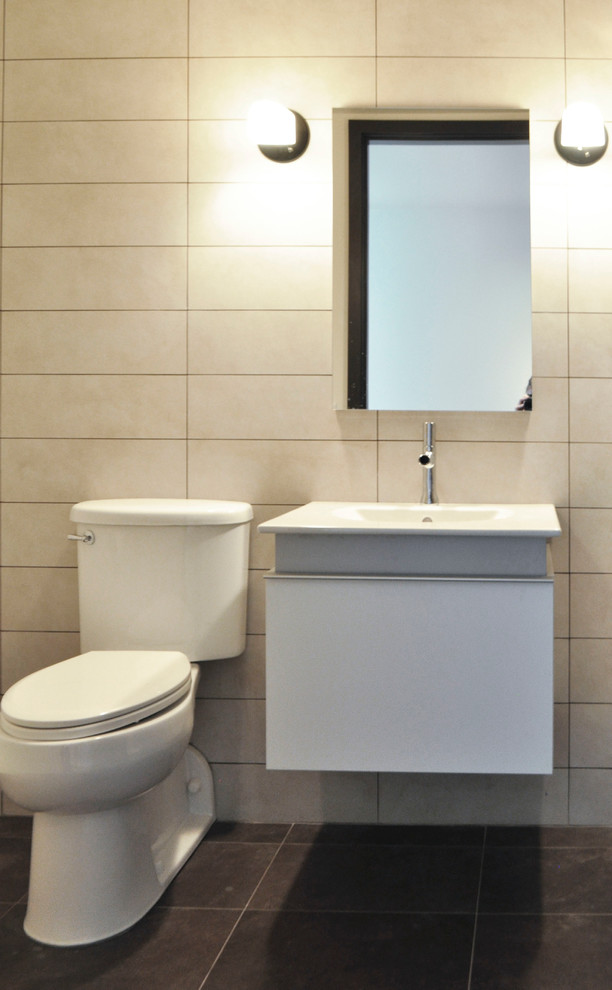 Bild på ett litet industriellt en-suite badrum, med släta luckor, vita skåp, en dubbeldusch, en toalettstol med separat cisternkåpa, beige kakel, keramikplattor, beige väggar, klinkergolv i porslin, ett nedsänkt handfat och bänkskiva i akrylsten