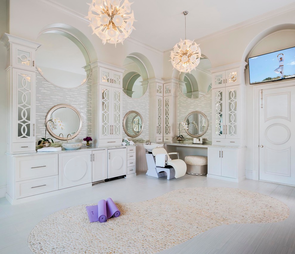 Источник вдохновения для домашнего уюта: главная ванная комната в классическом стиле с белыми фасадами, белыми стенами, настольной раковиной и зеркалом с подсветкой