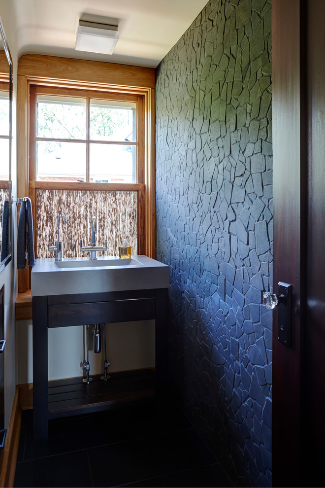 Kleines Asiatisches Duschbad mit offenen Schränken, dunklen Holzschränken, Toilette mit Aufsatzspülkasten, grauen Fliesen, Steinfliesen, Keramikboden, Beton-Waschbecken/Waschtisch und gelber Wandfarbe in Chicago