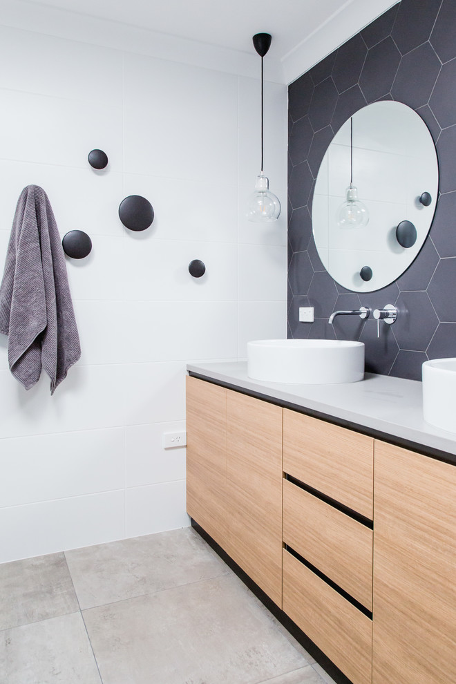 Cette image montre une salle de bain design avec une vasque.