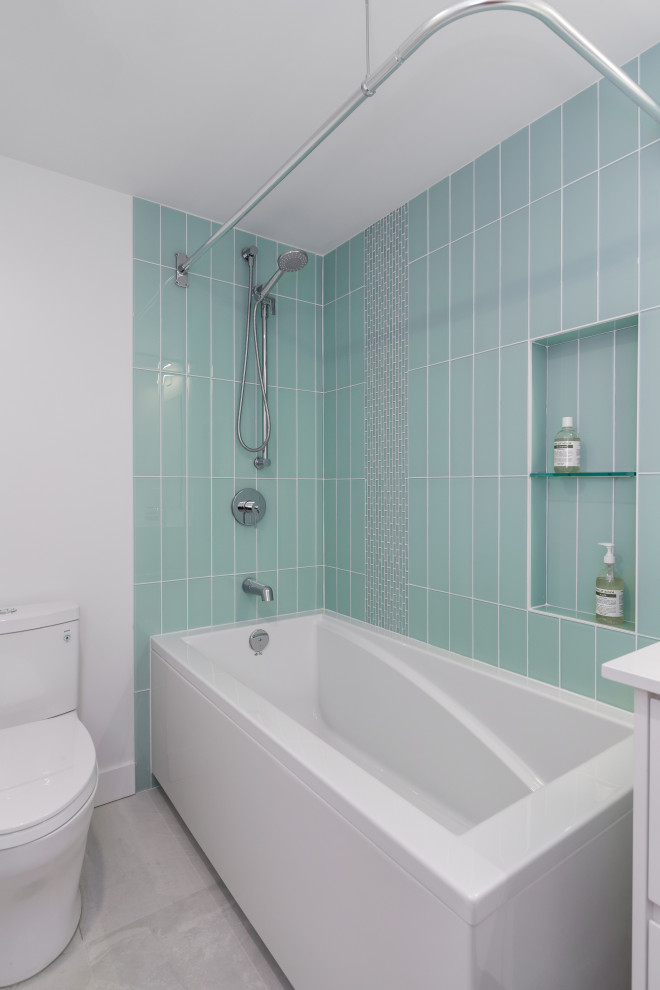 Источник вдохновения для домашнего уюта: ванная комната среднего размера в стиле модернизм с плоскими фасадами, белыми фасадами, угловой ванной, унитазом-моноблоком, синей плиткой, плиткой кабанчик, белыми стенами, полом из керамогранита, душевой кабиной, врезной раковиной, столешницей из кварцита, серым полом, белой столешницей, тумбой под одну раковину и встроенной тумбой