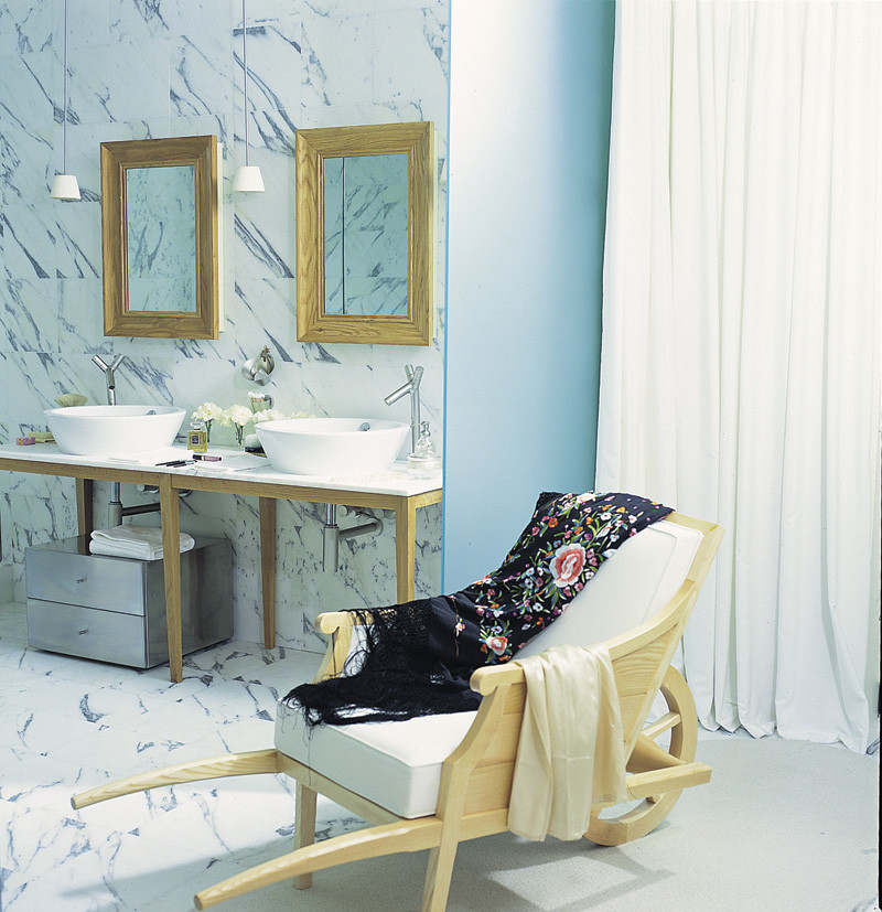 Modernes Badezimmer mit Marmorfliesen, Waschtischkonsole und Marmor-Waschbecken/Waschtisch