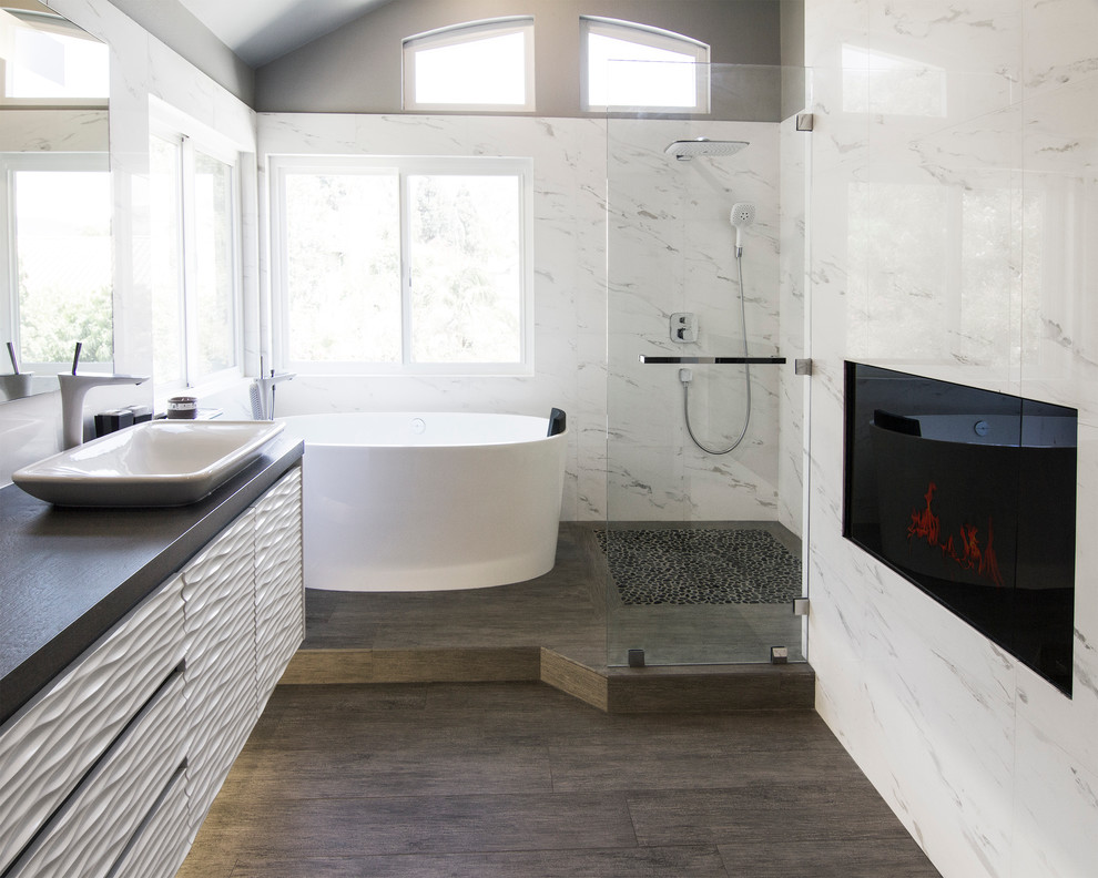 Exempel på ett modernt badrum, med ett fristående handfat, vita skåp, bänkskiva i kvarts, ett fristående badkar, en dusch i en alkov, vit kakel och porslinskakel