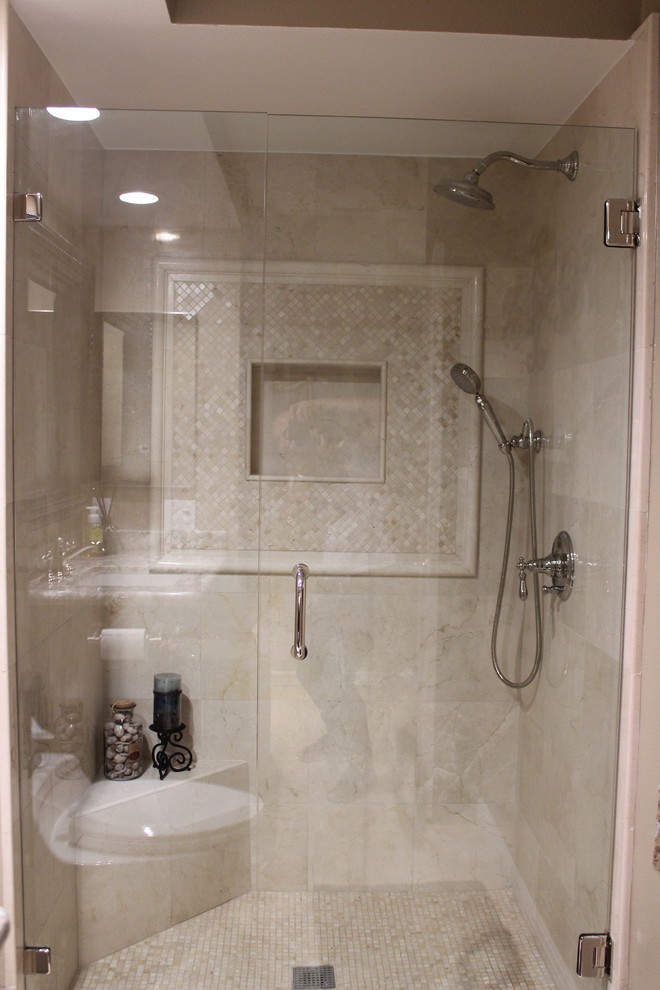 Inspiration pour une petite salle de bain traditionnelle en bois foncé avec un placard à porte shaker, WC à poser, un carrelage beige, un carrelage de pierre, un mur beige, un sol en marbre, un lavabo encastré, un plan de toilette en granite, un sol beige et une cabine de douche à porte battante.