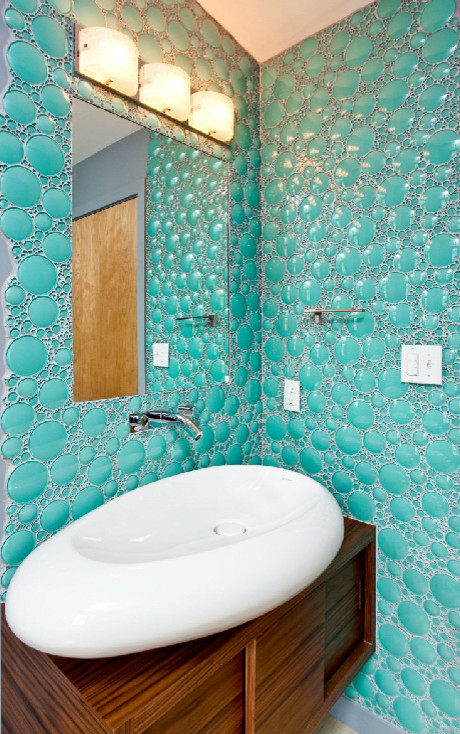 Foto di una stanza da bagno con doccia moderna di medie dimensioni con ante lisce, ante in legno bruno, piastrelle di ciottoli, pareti blu, parquet chiaro, lavabo a bacinella e top in legno