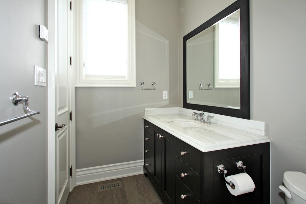 Ejemplo de cuarto de baño clásico renovado de tamaño medio con lavabo encastrado, puertas de armario de madera en tonos medios, paredes grises y aseo y ducha
