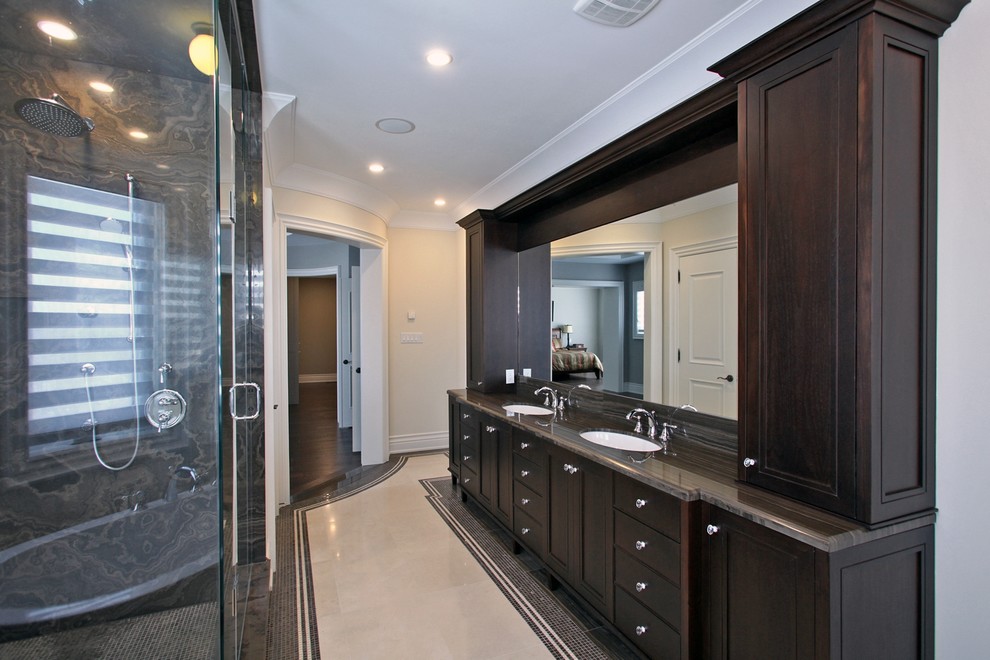 Inspiration för stora klassiska en-suite badrum, med ett nedsänkt handfat, skåp i mörkt trä och beige väggar