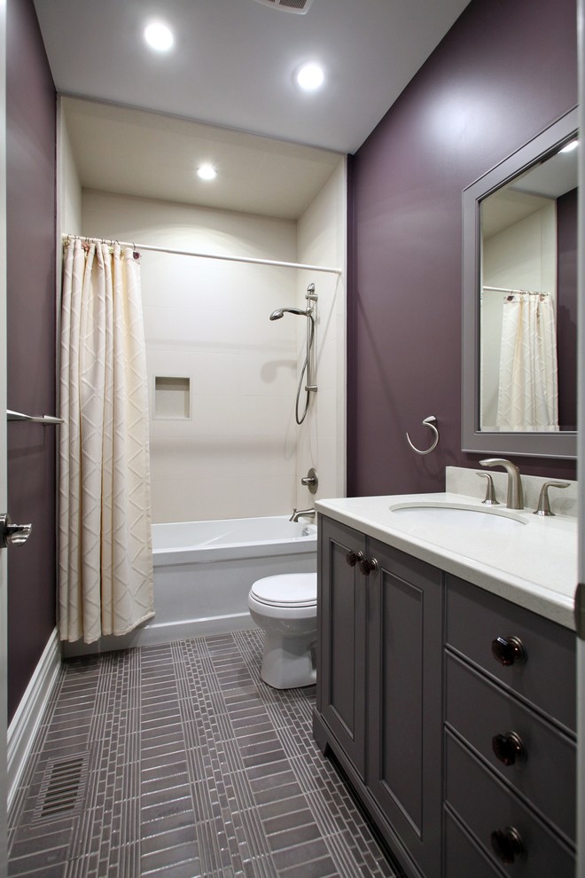 Esempio di una stanza da bagno con doccia classica di medie dimensioni con ante grigie, vasca da incasso, vasca/doccia, piastrelle grigie, pareti viola e lavabo sottopiano
