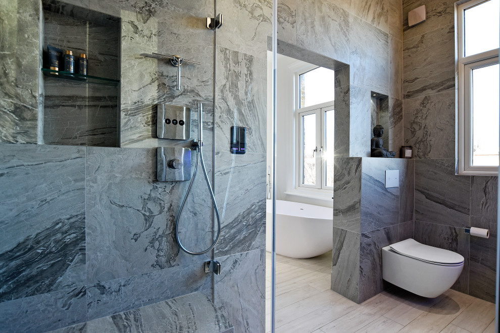 Ejemplo de cuarto de baño moderno con ducha doble, imitación a madera y hornacina