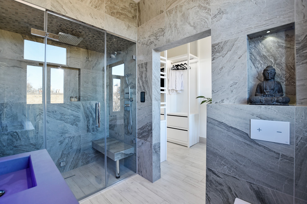 Пример оригинального дизайна: ванная комната в стиле модернизм с плиткой мозаикой, полом из плитки под дерево и нишей