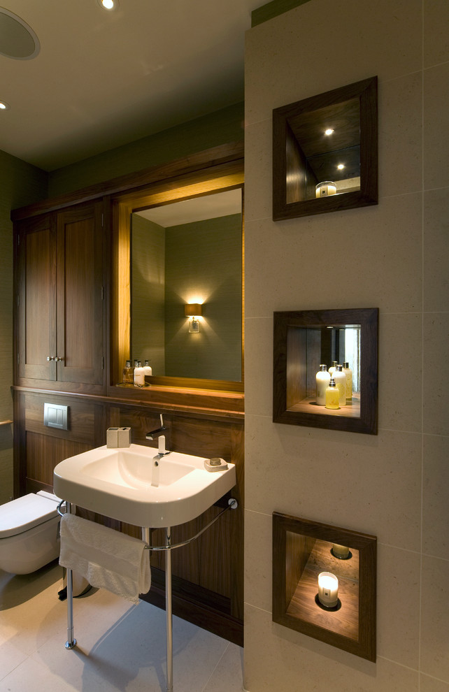 他の地域にあるトランジショナルスタイルのおしゃれな浴室 (シェーカースタイル扉のキャビネット、濃色木目調キャビネット、壁掛け式トイレ、ベージュのタイル、コンソール型シンク) の写真