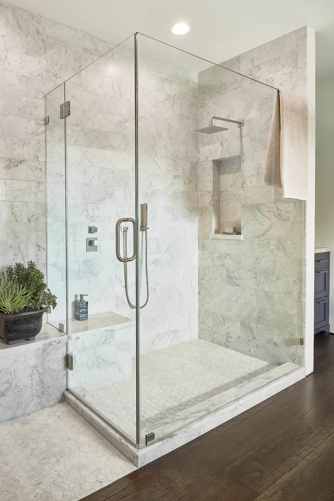Ispirazione per una stanza da bagno design con ante in stile shaker, ante grigie, doccia ad angolo, piastrelle grigie, piastrelle bianche e porta doccia a battente