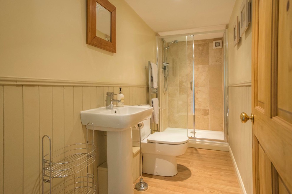 Exemple d'une salle de bain principale nature avec une douche ouverte, WC à poser, un mur beige, parquet clair, un lavabo de ferme et un plan de toilette en bois.