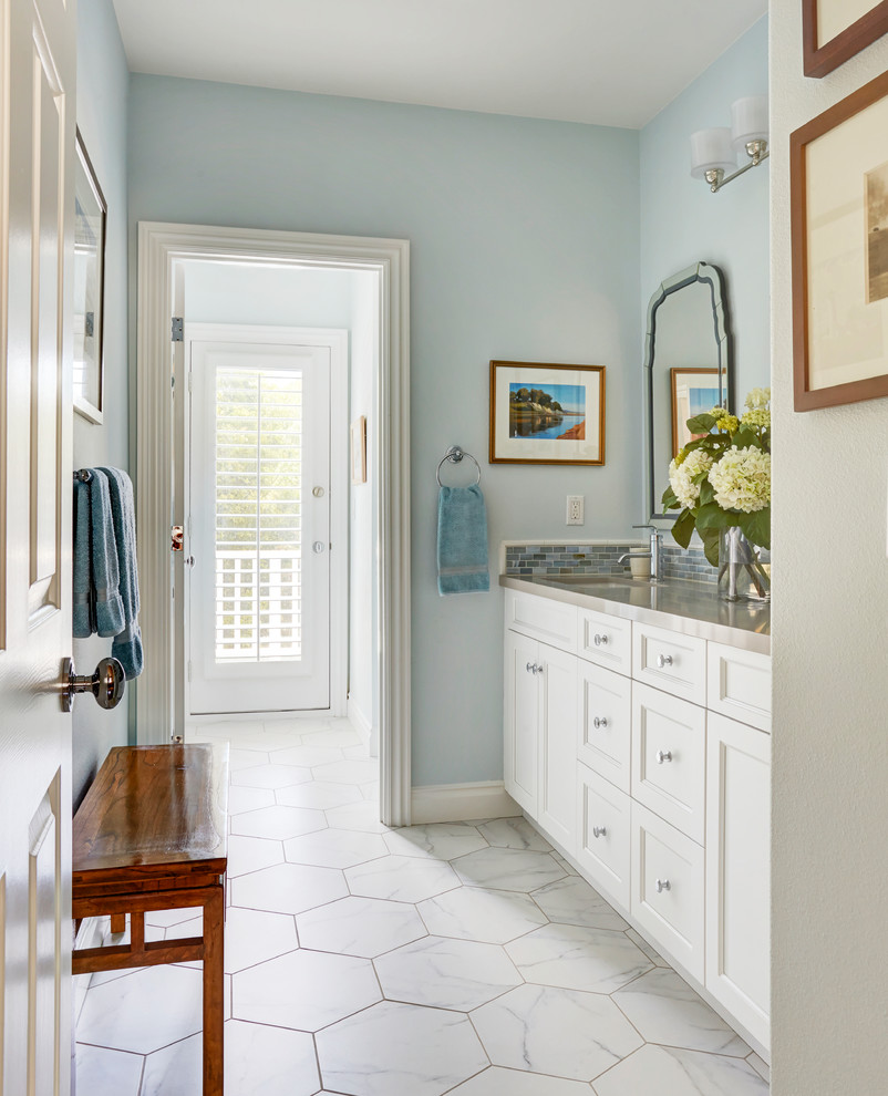 Exempel på ett mellanstort klassiskt grå grått badrum, med skåp i shakerstil, vita skåp, ett badkar i en alkov, en dusch/badkar-kombination, en toalettstol med separat cisternkåpa, vit kakel, keramikplattor, blå väggar, klinkergolv i porslin, ett undermonterad handfat, bänkskiva i kvarts, vitt golv och dusch med duschdraperi