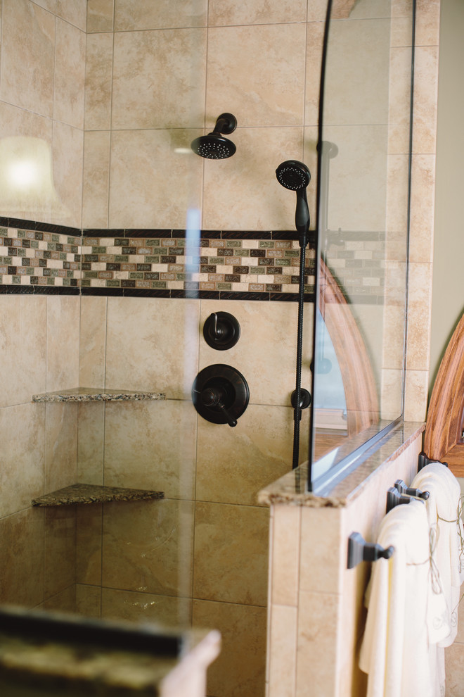 Exempel på ett stort klassiskt en-suite badrum, med ett undermonterad handfat, luckor med upphöjd panel, skåp i mörkt trä, bänkskiva i kvarts, ett fristående badkar, en öppen dusch, en toalettstol med separat cisternkåpa, beige kakel, keramikplattor, beige väggar och klinkergolv i keramik
