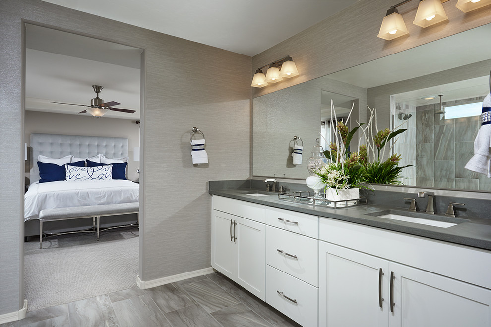 Imagen de cuarto de baño principal contemporáneo con paredes grises y encimeras grises