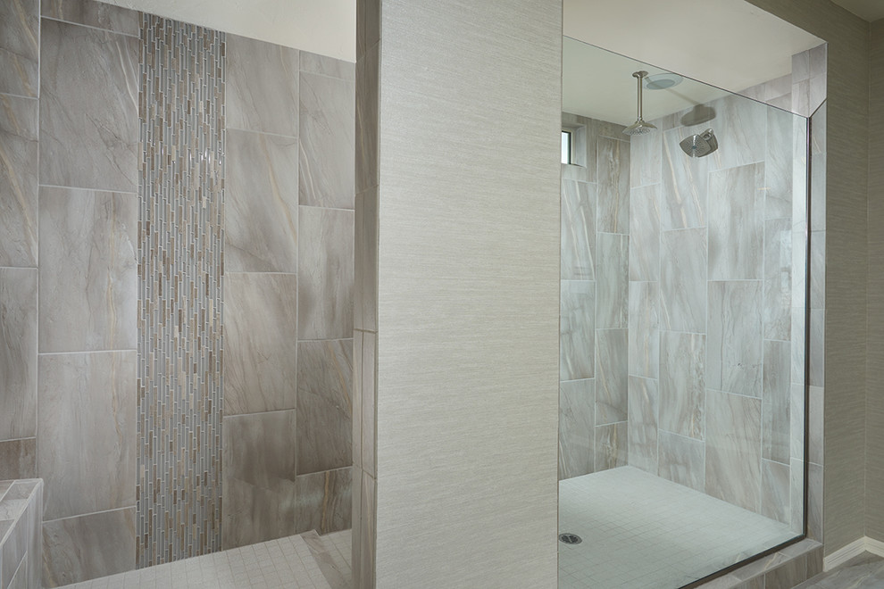 Idée de décoration pour une salle de bain principale design avec un mur gris et un plan de toilette gris.