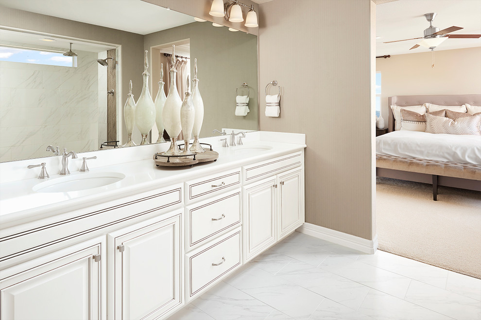 На фото: главная ванная комната в стиле неоклассика (современная классика) с белыми фасадами и белой столешницей с