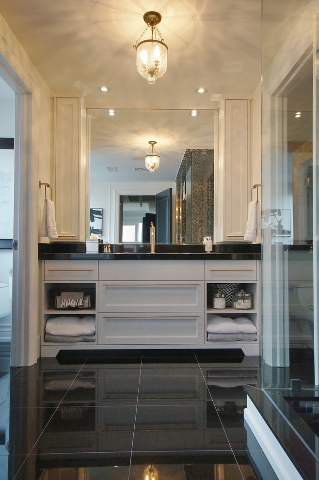 Modernes Badezimmer En Suite mit Schrankfronten im Shaker-Stil, weißen Schränken und Quarzwerkstein-Waschtisch in Toronto