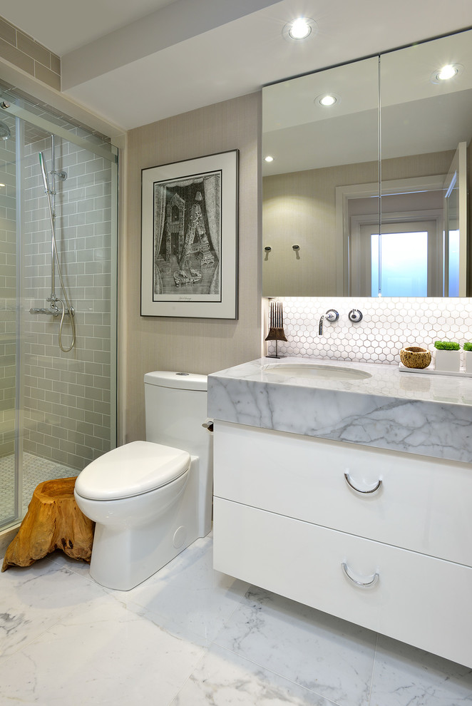 Idéer för att renovera ett litet funkis badrum med dusch, med släta luckor, vita skåp, en dusch i en alkov, en toalettstol med hel cisternkåpa, vit kakel, stenkakel, grå väggar, marmorgolv, ett undermonterad handfat, marmorbänkskiva och dusch med skjutdörr