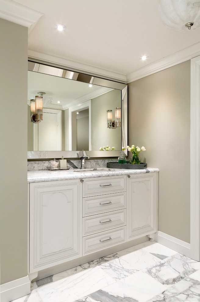 Inspiration för klassiska badrum, med ett undermonterad handfat, luckor med infälld panel, vita skåp och beige väggar