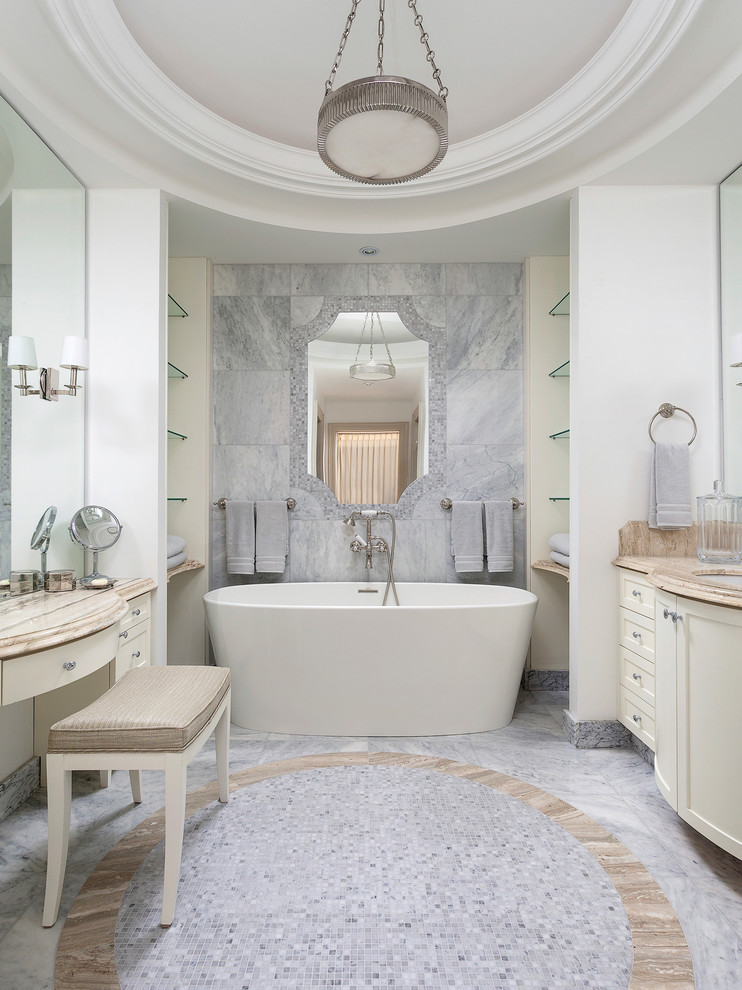Свежая идея для дизайна: ванная комната в стиле неоклассика (современная классика) с отдельно стоящей ванной и серой плиткой - отличное фото интерьера
