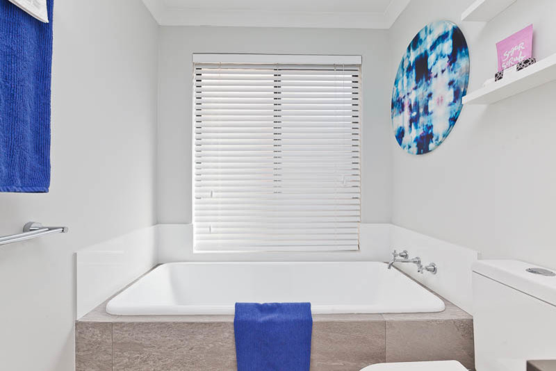 Immagine di una piccola stanza da bagno padronale minimalista con vasca da incasso, doccia ad angolo, pavimento con piastrelle in ceramica e top in quarzo composito