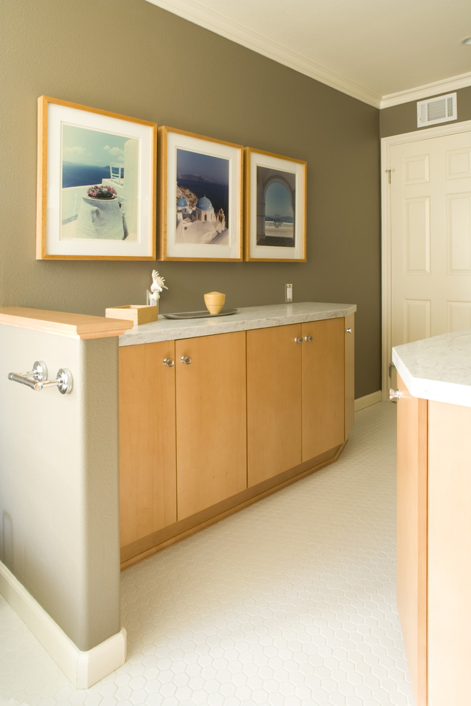Ispirazione per una stanza da bagno design di medie dimensioni con ante lisce, ante in legno chiaro, pareti beige, pavimento con piastrelle in ceramica, lavabo rettangolare, top in quarzo composito e pavimento bianco