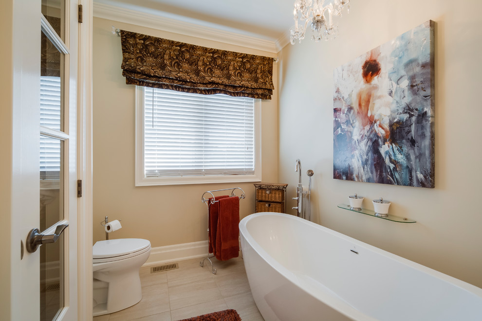 Imagen de cuarto de baño clásico con lavabo integrado, armarios tipo mueble, puertas de armario de madera en tonos medios, encimera de mármol, combinación de ducha y bañera, baldosas y/o azulejos blancos y baldosas y/o azulejos de porcelana